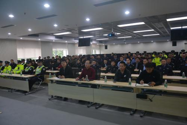 公司管理人員進行安全培訓(xùn)